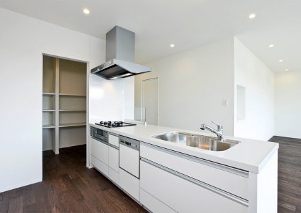 名古屋市守山区の注文住宅の整理をしやすいキッチンに併設されたパントリー