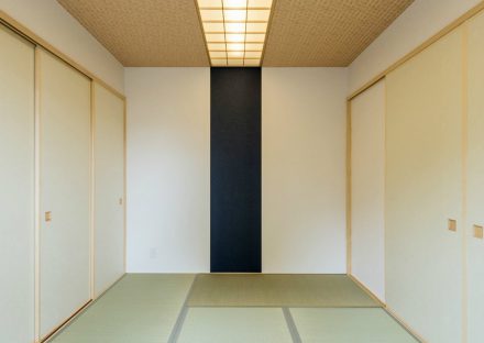 愛知県瀬戸市の平屋の新築注文住宅の中央にアクセントカラーのあるデザインの和室