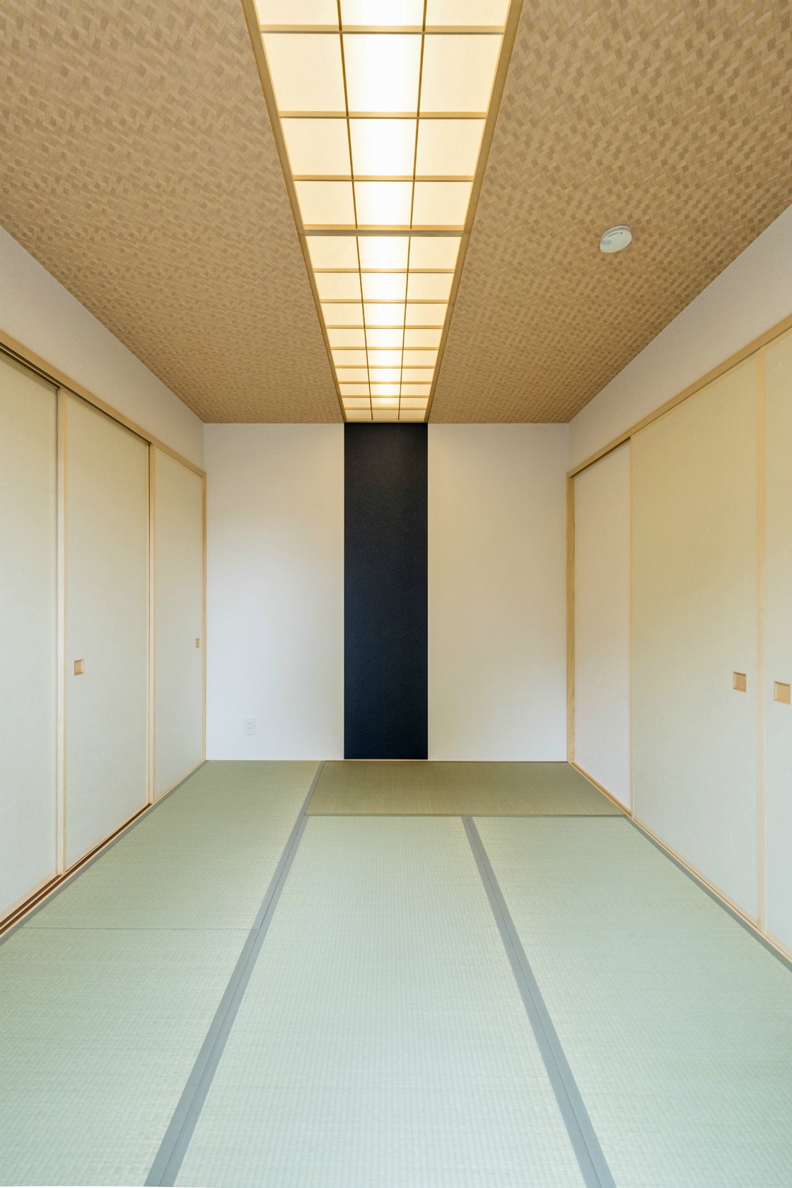 愛知県瀬戸市の平屋の新築注文住宅の中央にアクセントカラーのあるデザインの和室