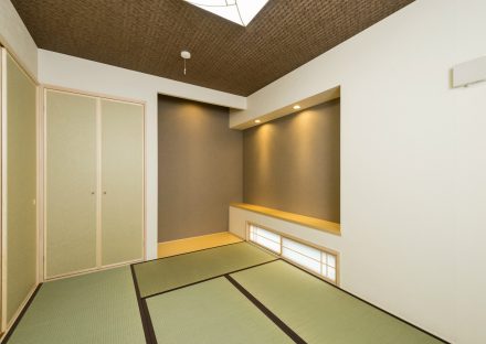 岐阜県大垣市の注文住宅のモダンな棚付きの和室写真