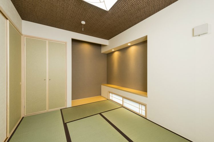 岐阜県大垣市の注文住宅のモダンな棚付きの和室写真