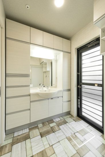 岐阜県大垣市の注文住宅の収納が多い勝手口横の洗面室