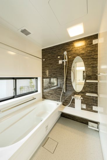 岐阜県大垣市の注文住宅のオーバル型鏡がおしゃれな浴室