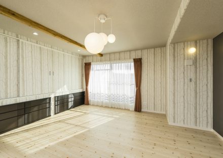 岐阜県大垣市の注文住宅の照明・収納・カーテンなどすべてが統一感あるデザインの洋室