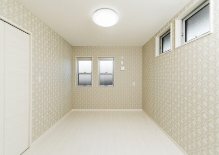 名古屋市中川区のおしゃれなデザインの注文住宅のおしゃれで高級感のある壁紙の付いた洋室