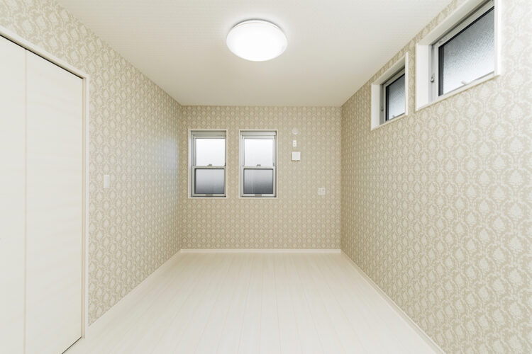 名古屋市中川区のおしゃれなデザインの注文住宅のおしゃれで高級感のある壁紙の付いた洋室
