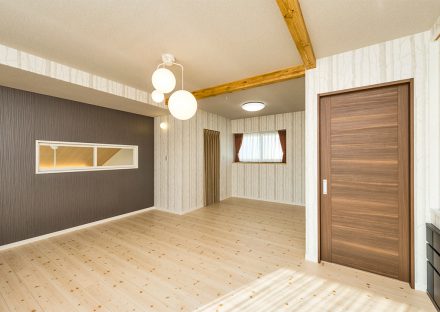 岐阜県大垣市の注文住宅の球体の照明が部屋を照らすおしゃれにデザインされた洋室