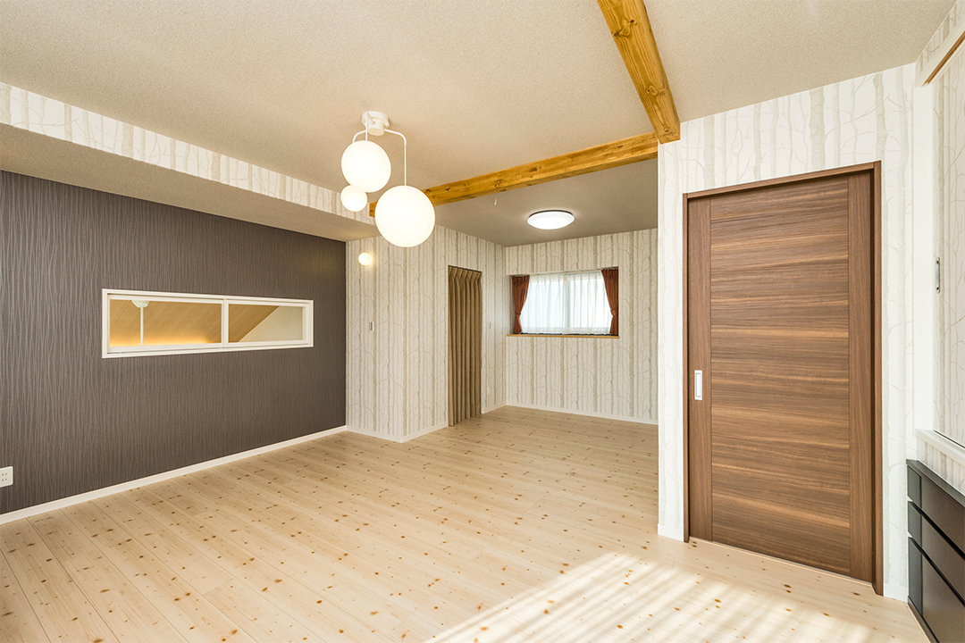 岐阜県大垣市の注文住宅の球体の照明が部屋を照らす壁や天井もデザインされた洋室