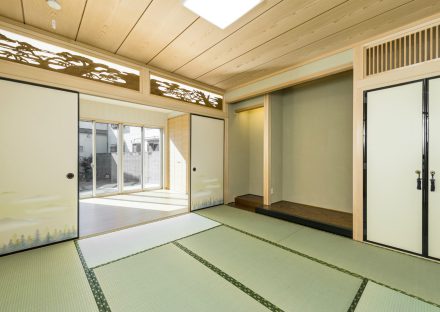 名古屋市中川区のおしゃれなデザインの注文住宅の広い縁側のある美しい欄間や床の間が和室の写真