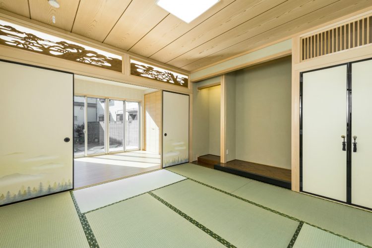 名古屋市中川区のおしゃれなデザインの注文住宅の広い縁側のある美しい欄間や床の間が和室の写真