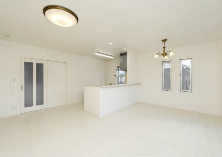 名古屋市中川区のおしゃれなデザインの注文住宅の白を基調にしたおしゃれな照明の付いたLDK