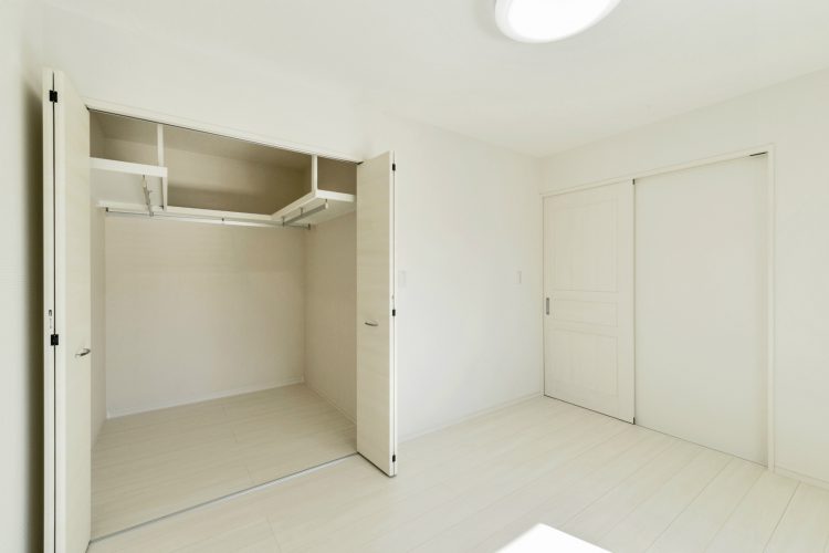 名古屋市中川区のおしゃれなデザインの注文住宅のウォークインクローゼット付き2階洋室