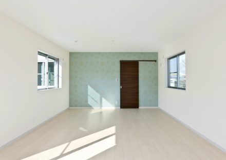 愛知県豊田市の注文住宅の水玉模様の壁紙がおしゃれな子ども部屋