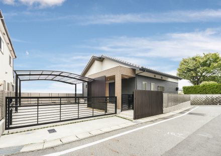 愛知県瀬戸市の平屋の新築注文住宅に門の付いたガレージのある外観デザイン