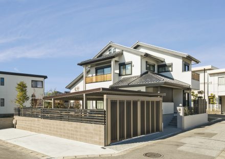 岐阜県大垣市のシャッター付きのガレージのある注文住宅の外観デザイン