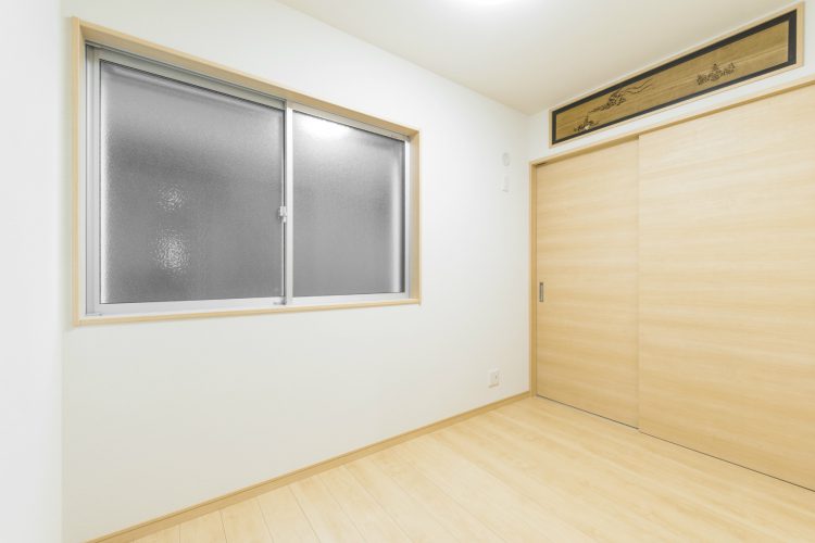 名古屋市中川区のおしゃれなデザインの注文住宅の窓と欄間の付いた納戸