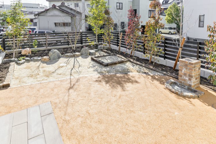 岐阜県大垣市の注文住宅の木と石のある庭の写真