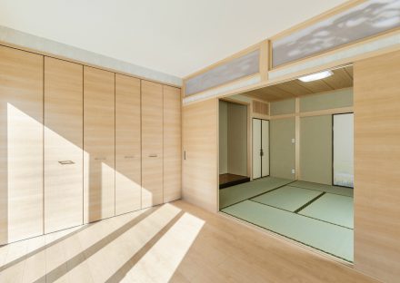 名古屋市中川区のおしゃれなデザインの注文住宅の和室とつながるナチュラルテイストな洋室