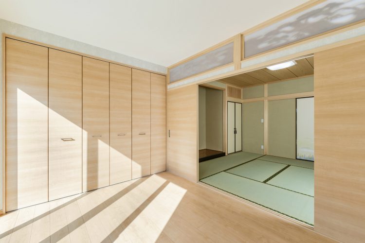 名古屋市中川区のおしゃれなデザインの注文住宅の和室とつながるナチュラルテイストな洋室