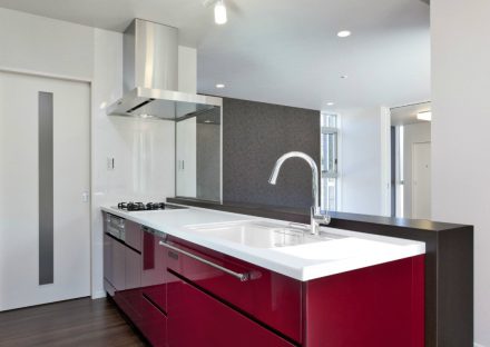 愛知県豊田市の注文住宅のおしゃれなワインレッドのシステムキッチン