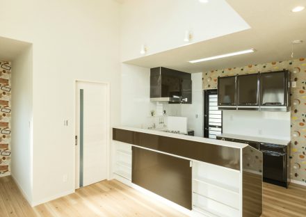 岐阜県大垣市の注文住宅の吹抜けのあるオープンキッチン　裏にも収納付き