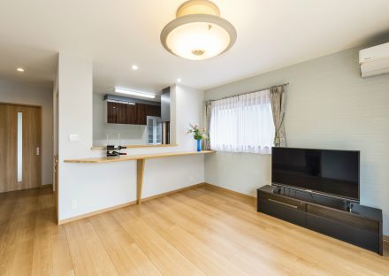 愛知県瀬戸市の平屋の新築注文住宅のキッチンの反対側にカウンターの付いたLDK