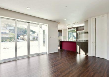 愛知県豊田市の注文住宅の窓の大きな明るいLDK