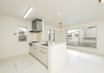 名古屋市中川区のおしゃれなデザインの注文住宅の白で統一感された高級感のあるキッチン