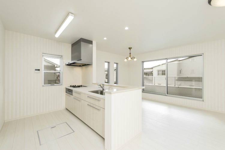 名古屋市中川区のおしゃれなデザインの注文住宅の白で統一感された高級感のあるキッチン