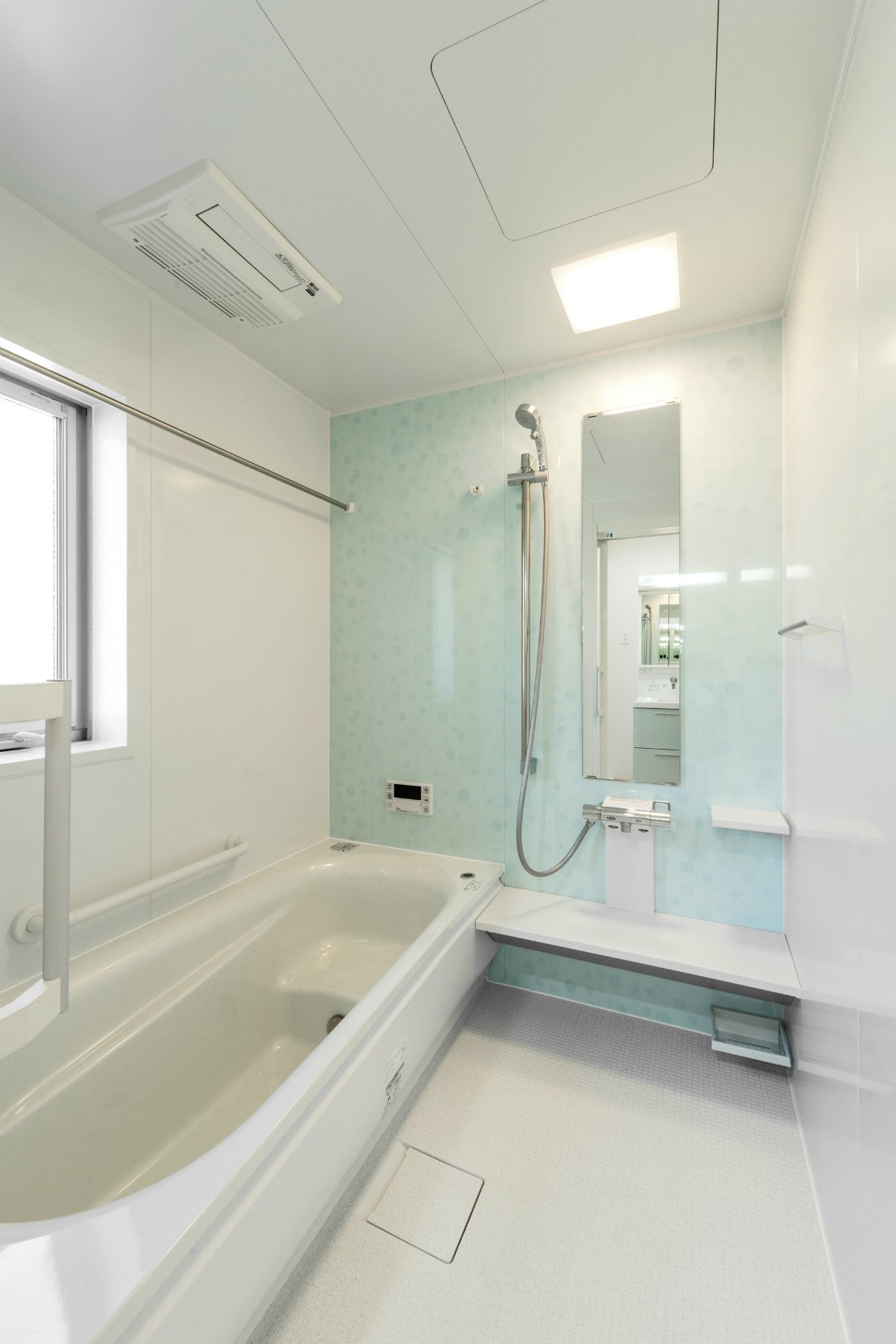 名古屋市中川区のおしゃれなデザインの注文住宅の柔らかな水色のゆったりとしたバスルーム