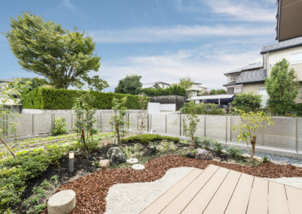 愛知県瀬戸市の平屋の新築注文住宅のおしゃれにデザインされた家庭菜園と庭