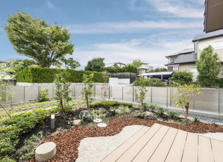 愛知県瀬戸市の平屋の新築注文住宅のおしゃれにデザインされた家庭菜園と庭
