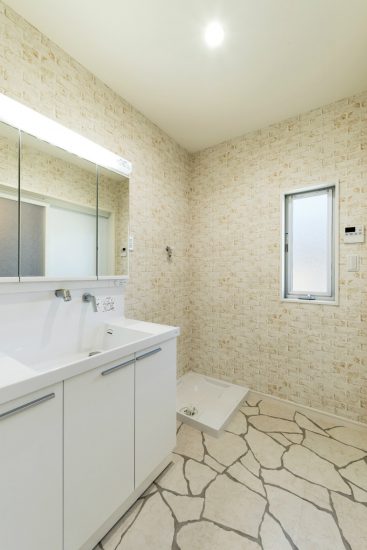 名古屋市中川区のおしゃれなデザインの注文住宅のおしゃれな壁紙の洗面室