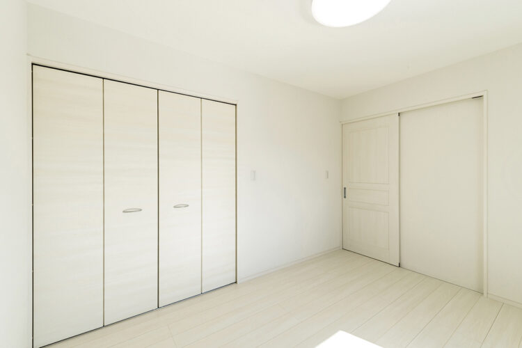 名古屋市中川区のおしゃれなデザインの注文住宅の白を基調にしたアンティーク調の引き戸が付いた洋室