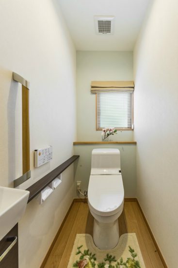 愛知県瀬戸市の平屋の新築注文住宅の窓&手洗い場付き、手すりのあるトイレ