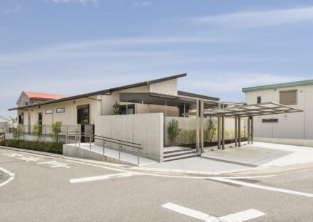 名古屋市瑞穂区の平屋の新築注文住宅の外観全景 屋根付き駐車場もあり