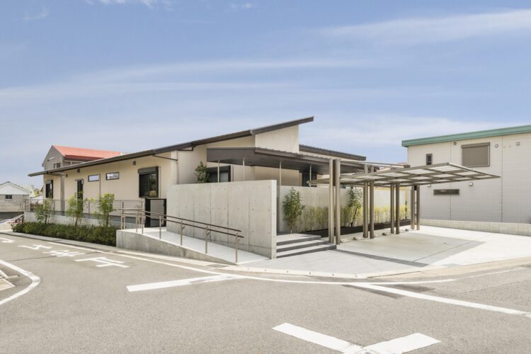 名古屋市瑞穂区の平屋の新築注文住宅の外観全景 屋根付き駐車場もあり