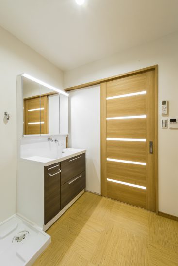 名古屋市瑞穂区の平屋の新築注文住宅のドアの隙間からの光がおしゃれな洗面室