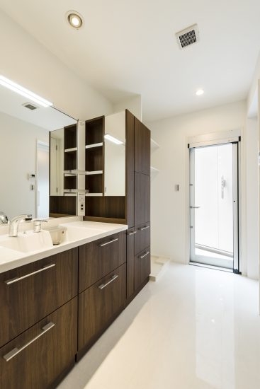 名古屋市千種区の注文住宅の洗面室収納も多くゆったりとした洗面台