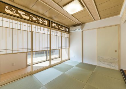 名古屋市名東区の注文住宅の美しい欄間、雪見障子、デザイン天井がバランスよく配置された和室