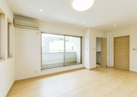 名古屋市名東区の注文住宅の収納がついたナチュラルテイストの洋室