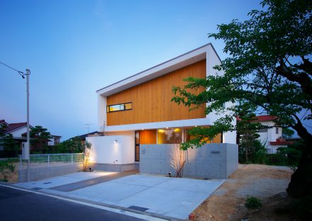 名古屋市守山区の注文住宅のライトに照らされた外観デザイン