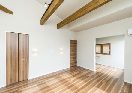 名古屋市名東区の注文住宅のむき出しの梁がおしゃれな洋室