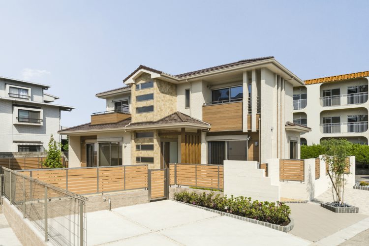 名古屋市名東区の注文住宅の統一感ある建物デザインと外構