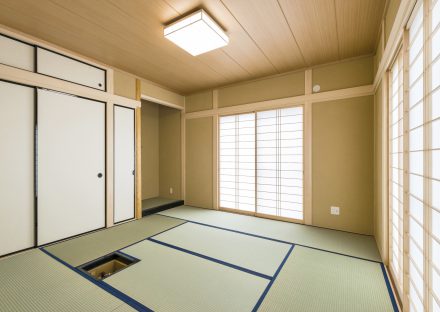 名古屋市瑞穂区の平屋の新築注文住宅の茶道用の炉が備え付けられた美しい凛とした和室