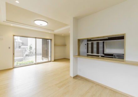 名古屋市名東区の注文住宅の大きな窓のある明るいLDK