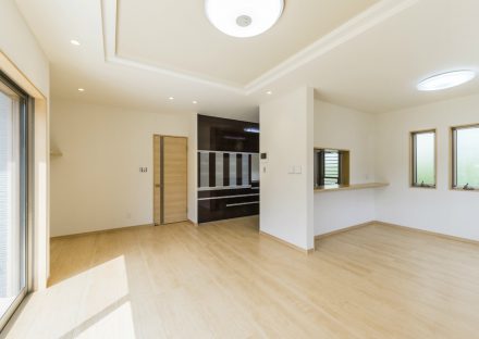 名古屋市名東区の注文住宅の折り上げ天井の品のあるリビング