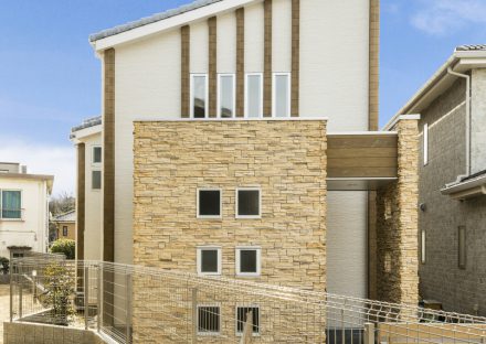 名古屋市名東区の注文住宅のエントランスが特徴的なデザイン