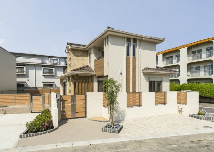 名古屋市名東区の注文住宅のナチュラルカラーの外観デザインと植栽