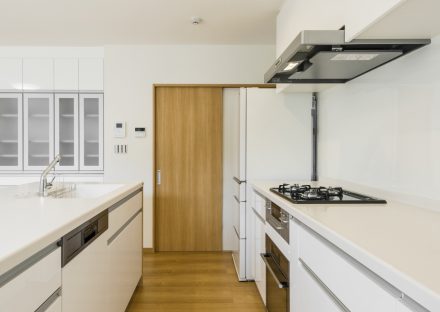 名古屋市名東区の注文住宅の作業スペースの広いキッチン